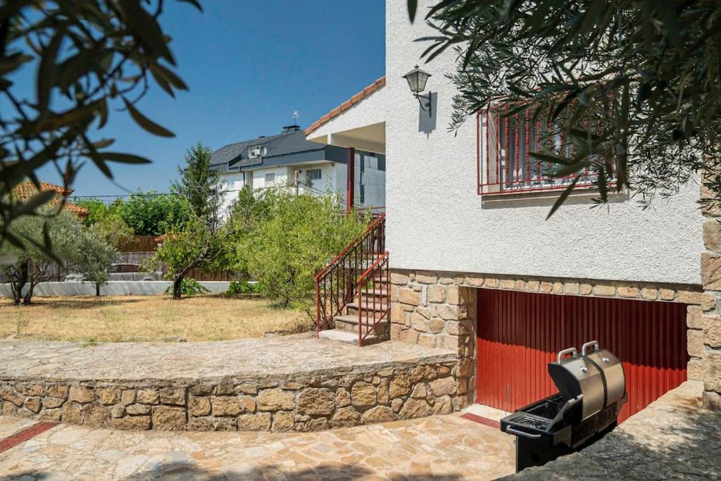 Casa Hortensia. Barbacoa En Robledo De Chavela La Estacion Exterior foto